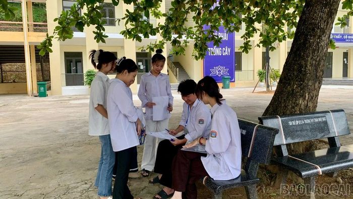 Các thí sinh tranh thủ ôn tập, trao đổi kiến thức trước giờ thi môn Ngữ văn.