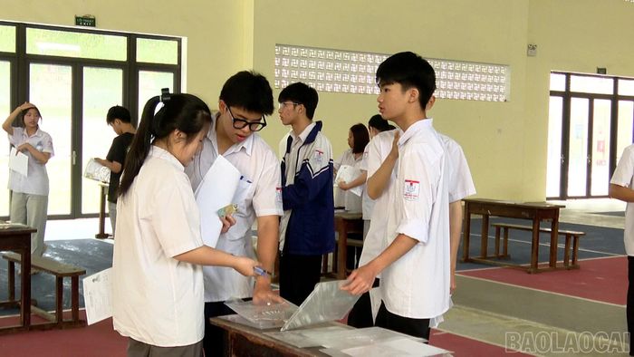 Các thí sinh kiểm tra lại giấy tờ, đồ dùng học tập trước khi bước vào phòng thi.