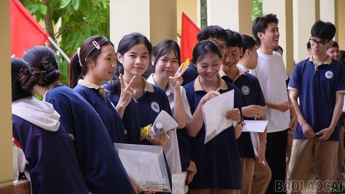 Các thí sinh mang theo tâm thế tự tin, phấn khởi trong ngày thi đầu tiên của Kỳ thi tốt nghiệp THPT năm 2026.
