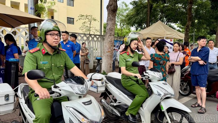 Không khí tại điểm thi diễn ra nghiêm túc, trật tự nhưng không kém phần phấn khởi.