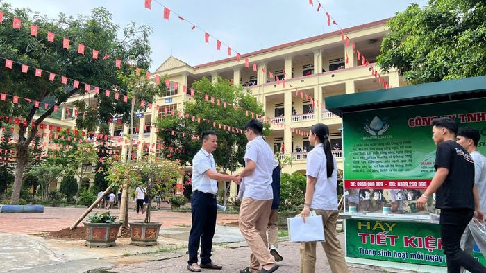 Những cử chỉ chăm sóc ân cần của phụ huynh cùng lời động viên, chúc may mắn từ thầy cô và bạn bè đã tạo nên bầu không khí phấn khởi, tiếp thêm quyết tâm cho các thí sinh trước giờ làm bài.