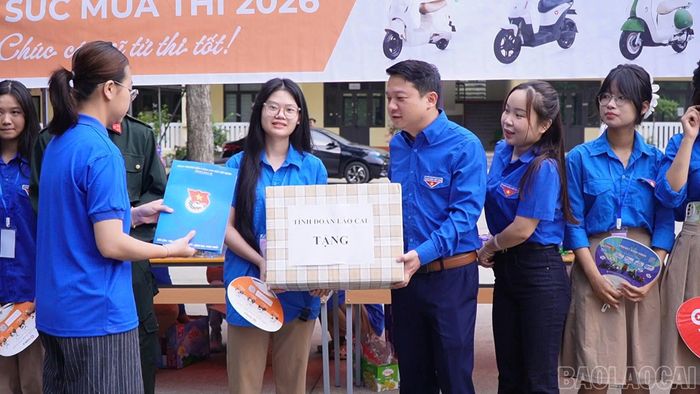 Phó Bí thư Tỉnh đoàn thăm, tặng quà lực lượng đoàn viên tiếp sức mùa thi tại Trường THPT Cam Đường, phường Cam Đường.