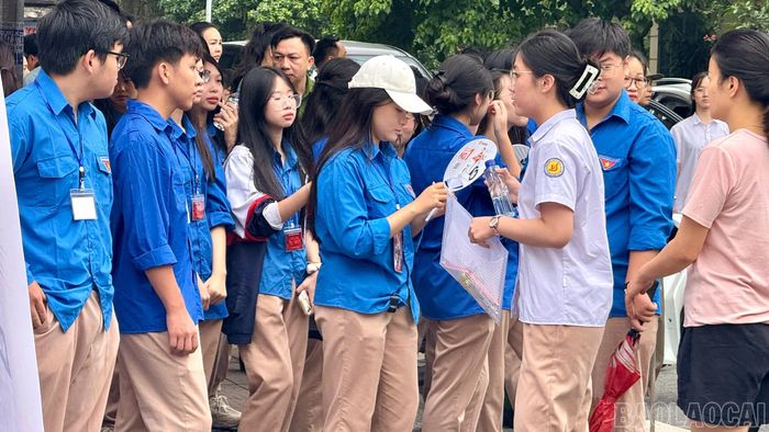 Hỗ trợ thí sinh tại khu vực trước cổng Trường THPT Lào Cai, phường Lào Cai.