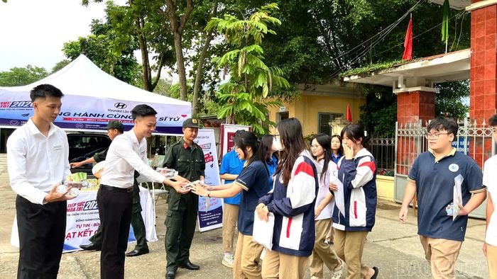 Các thí sinh được hỗ trợ tại điểm thi xã Yên Bình.
