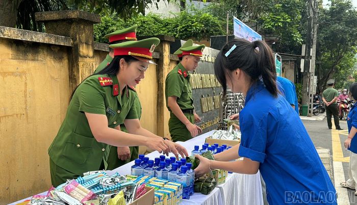 Chuẩn bị phát đồ ăn miễn phí cho thí sinh.
