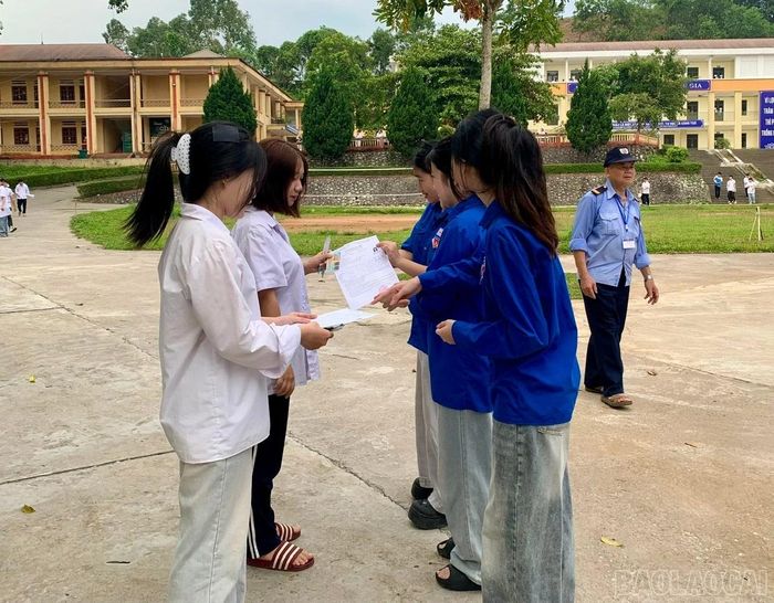 Tình nguyện viên động viên thí sinh trước giờ vào phòng thi.