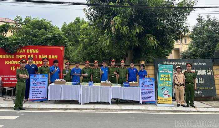 Các lực lượng tiếp sức mùa thi tại Văn Bàn.