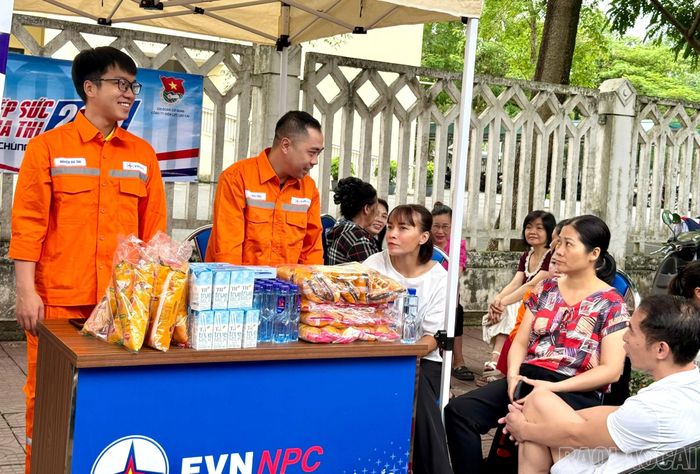 Các đơn vị phối hợp hỗ trợ thí sinh tại Trường THPT Lào Cai.