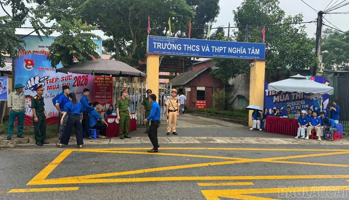 Tại các điểm thi, lực lượng công an duy trì quân số thường trực, sẵn sàng hỗ trợ thí sinh và xử lý kịp thời các tình huống phát sinh, góp phần bảo đảm kỳ thi diễn ra an toàn, thuận lợi.