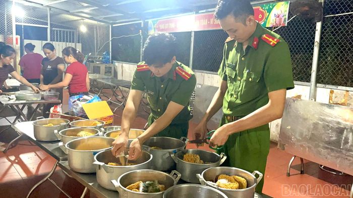 Công an xã Bảo Nhai tổ chức hỗ trợ bữa sáng cho các sĩ tử, góp phần giúp các em yên tâm tham gia kỳ thi tốt nghiệp THPT năm 2026.
