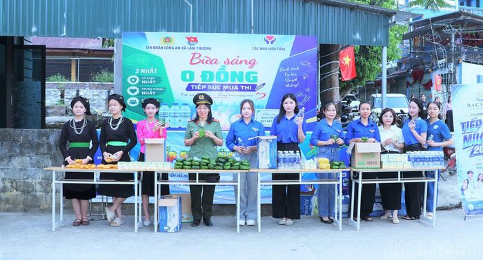 Công an xã Lâm Thượng triển khai bữa sáng 0 đồng tiếp sức mùa thi cho các thí sinh điểm thi trường THPT Mai Sơn.