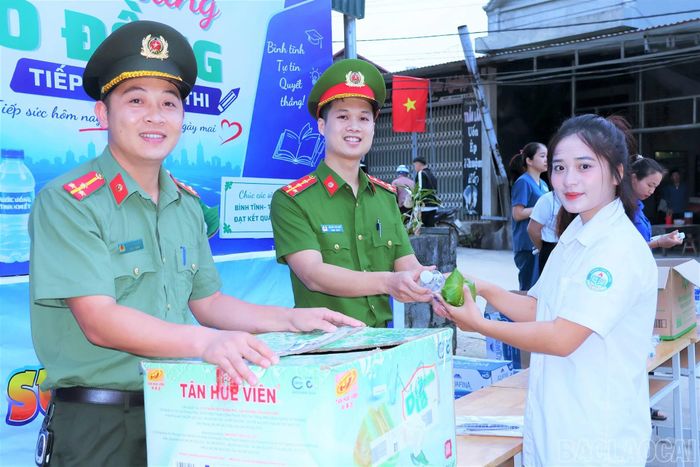 Hơn 200 thí sinh điểm thi Trường THPT Mai Sơn được phát miễn phí bữa sáng.