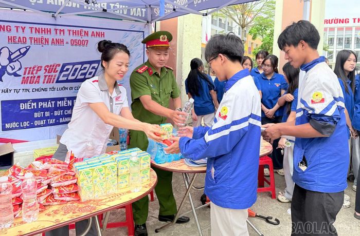 ... hỗ trợ nước uống.