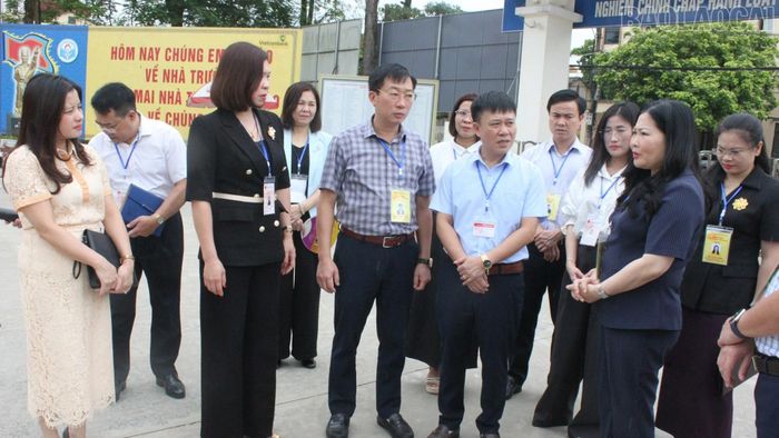 Đồng chí Vũ Thị Hiền Hạnh - Phó Chủ tịch UBND tỉnh, Trưởng Ban Chỉ đạo thi tốt nghiệp THPT năm 2026 cùng đoàn kiểm tra tại điểm thi Trường THPT Lý Thường Kiệt, phường Yên Bái.