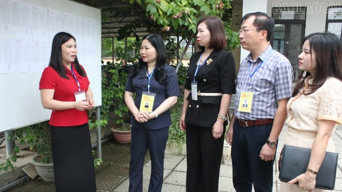 Đồng chí Vũ Thị Hiền Hạnh - Phó Chủ tịch UBND tỉnh, Trưởng Ban Chỉ đạo thi tốt nghiệp THPT năm 2026 cùng đoàn kiểm tra tại điểm thi Trường THPT Lê Quý Đôn, xã Trấn Yên.