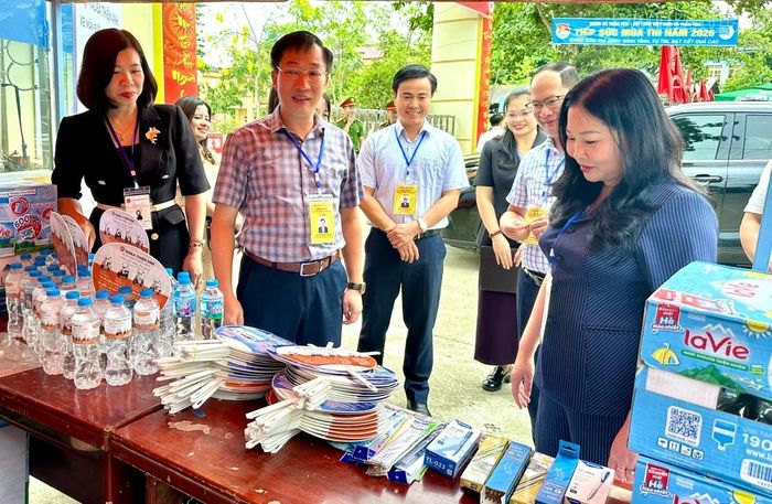Đoàn kiểm tra động viên các lực lượng làm nhiệm vụ phục vụ kỳ thi.