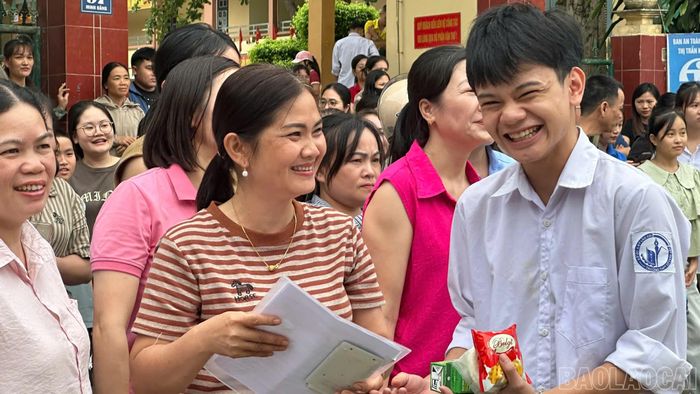 Phụ huynh vui mừng đón con em sau giờ làm bài.