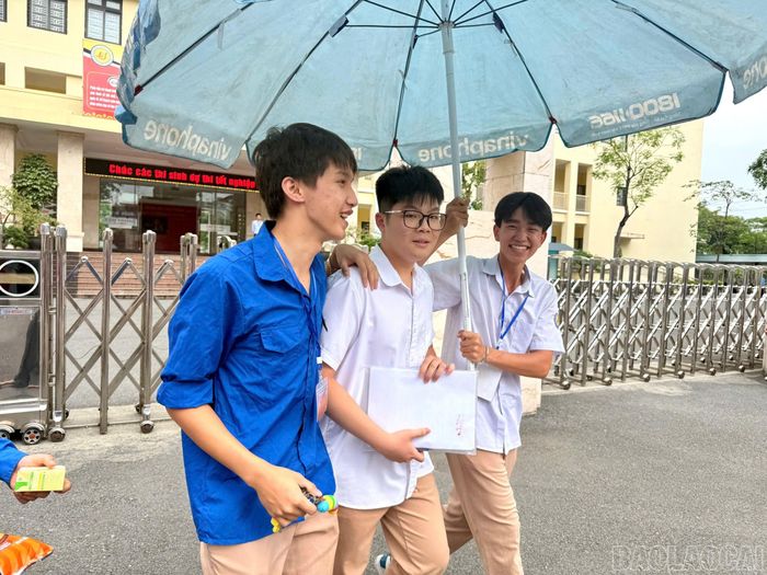 Nụ cười rạng rỡ của thí sinh khi kết thúc môn thi đầu tiên của Kỳ thi tốt nghiệp THPT năm 2026.