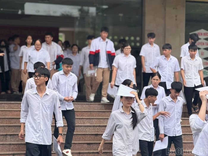 Những thí sinh đầu tiên rời phòng thi sau khi hoàn thành bài thi tại điểm thi.