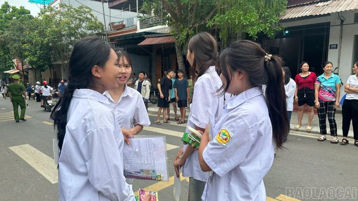 Khoảnh khắc nhẹ nhõm của các thí sinh khi hoàn thành bài thi và rời phòng thi.