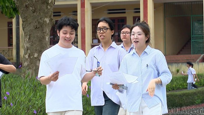 Thí sinh phấn khởi rời phòng thi sau 120 phút làm bài môn Ngữ văn.