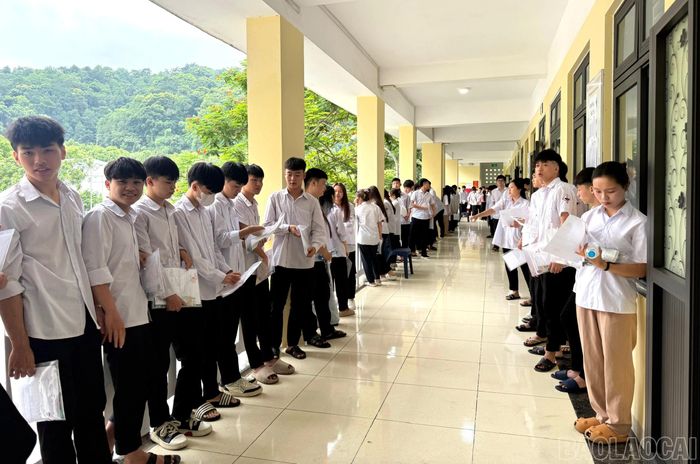 Thí sinh làm thủ tục vào phòng thi.
