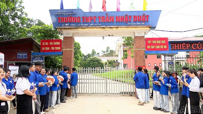 Lực lượng đoàn viên "tiếp sức mùa thi" tại điểm thi Trường THPT Trần Nhật Duật, xã Yên Bình.