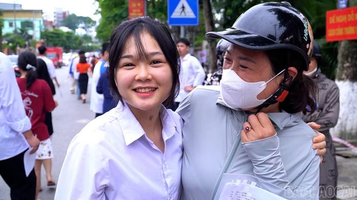 Các thí sinh Trường THPT Nguyễn Huệ, phường Yên Bái phấn khởi vì hoàn thành môn thi đầu tiên.