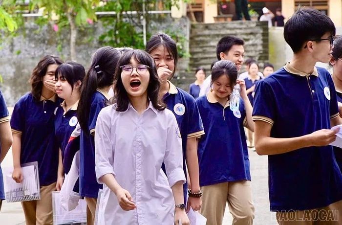 Các thí sinh tại điểm thi Trường THPT Cam Đường, phường Cam Đường bước ra khỏi phòng thi với tâm trạng thoải mái.