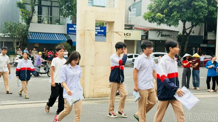 Thời tiết mát mẻ giúp các em di chuyển đến điểm thi thuận lợi hơn.