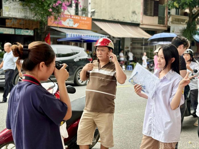 Nhiều thí sinh phấn khởi sau khi hoàn thành bài thi.