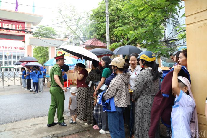 Lực lượng chức năng làm nhiệm vụ, góp phần bảo đảm an ninh, trật tự và hỗ trợ thí sinh tại điểm thi.