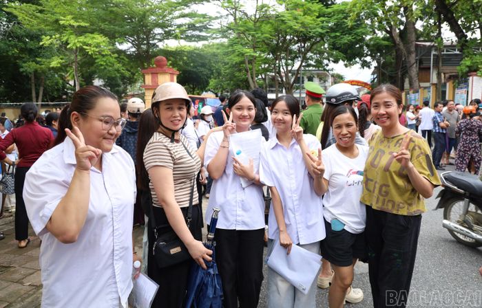 Các thí sinh hoàn thành buổi thi đầu tiên trong sự động viên, đồng hành của các lực lượng chức năng, tình nguyện viên, thầy cô, cha mẹ và bạn bè.