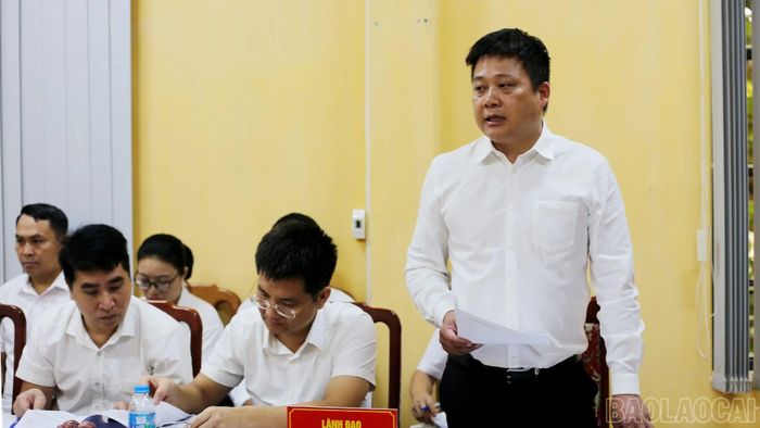 Lãnh đạo Trung tâm Phát triển quỹ đất báo cáo tại buổi làm việc.