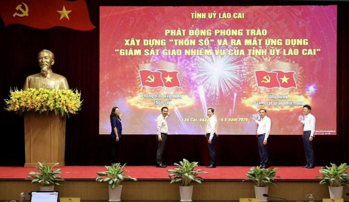Các đồng chí lãnh đạo tỉnh thực hiện nghi thức phát động phong trào xây dựng “Thôn số” trên địa bàn toàn tỉnh và khai trương Hệ thống theo dõi, giám sát việc thực hiện nhiệm vụ của Tỉnh ủy.