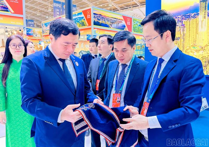 Đồng chí Nguyễn Sinh Nhật Tân - Thứ trưởng Bộ Công Thương tham quan các sản phẩm, gian hàng của tỉnh Lào Cai.