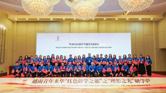 Đoàn đại biểu thanh niên tỉnh Lào Cai tham dự Chương trình Hành trình đỏ tại tỉnh Vân Nam, Trung Quốc.