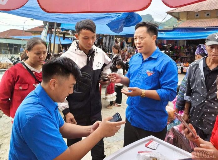 Các đội hình thanh niên tình nguyện hỗ trợ người dân tiếp cận các nền tảng số.