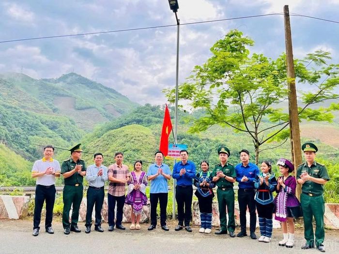 Tỉnh đoàn Lào Cai khánh thành công trình "Thắp sáng đường quê" tại xã A Mú Sung.