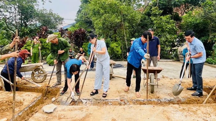 Lãnh đạo xã Yên Bình cùng bà con giúp gia đình ông Lập đào móng nhà.
