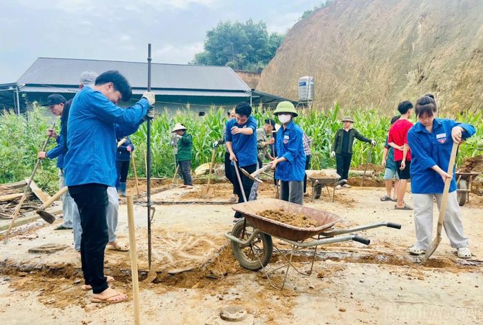 Các lực lượng công an, đoàn viên, thanh niên, phụ nữ, nông dân và Nhân dân trong xã đã chung tay hỗ trợ gia đình ông Lập đào móng nhà.