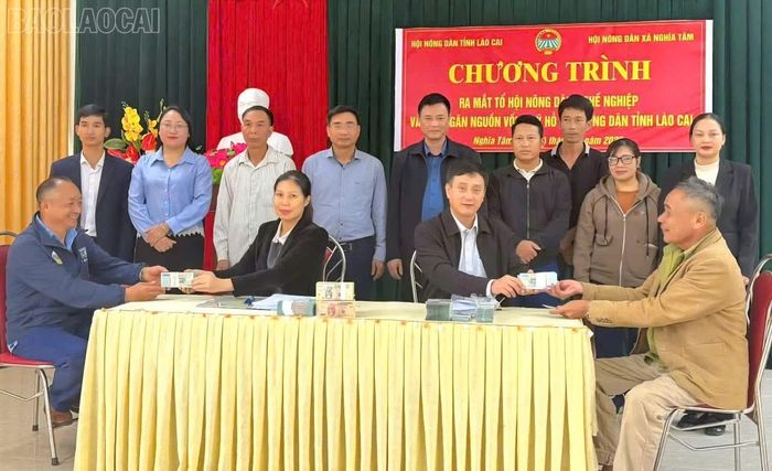 Giải ngân nguồn vốn Quỹ Hỗ trợ nông dân cho Tổ hội Nông dân xã Nghĩa Tâm.