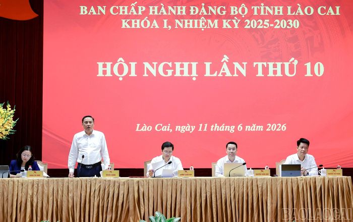 Đồng chí Hoàng Giang - Phó Bí thư Thường trực Tỉnh ủy, Chủ tịch HĐND tỉnh điều hành thảo luận tại hội nghị.