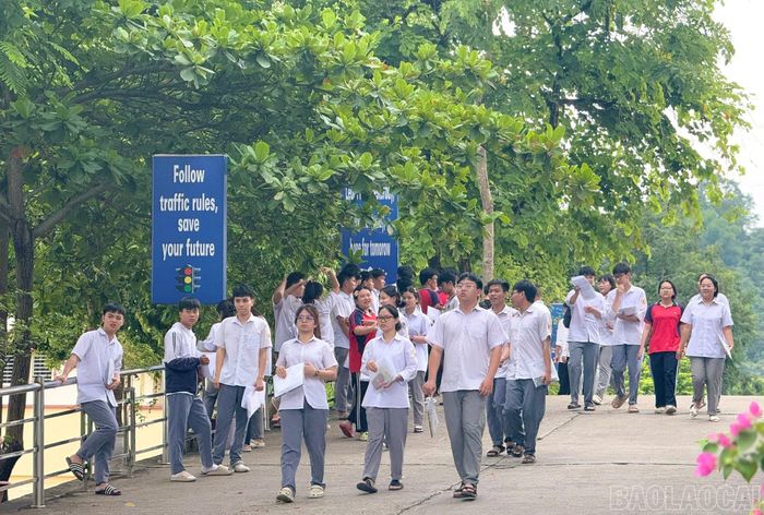 Thí sinh phấn khởi hoàn thành ngày thi.