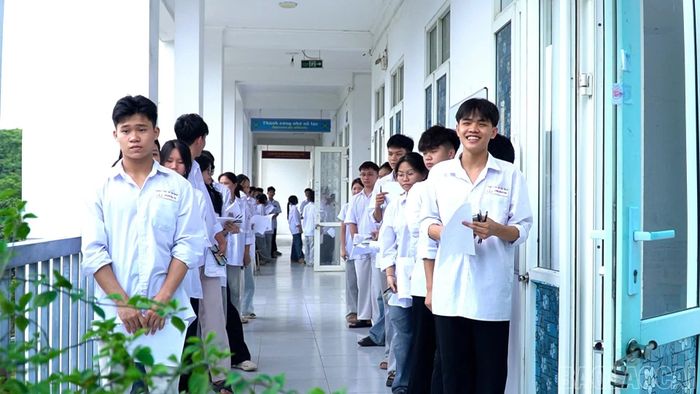 Các thí sinh chờ làm thủ tục thi.