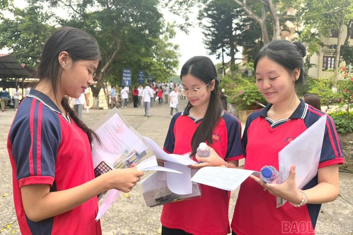 Thí sinh tranh thủ xem lại kết quả bài thi môn Toán.