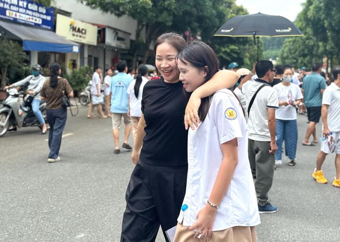 Cha mẹ luôn đồng hành cùng con.