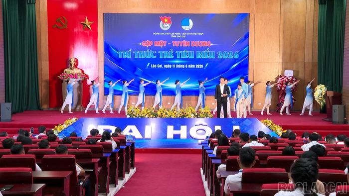 Các tiết mục văn nghệ chào mừng chương trình.