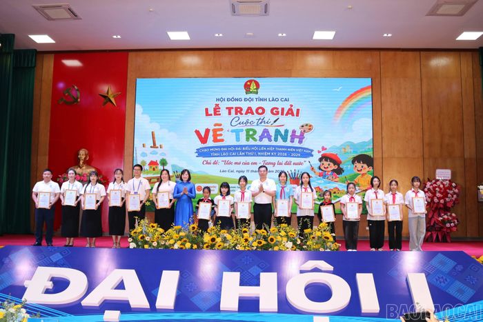 Ban Tổ chức trao giải cho các tác phẩm xuất sắc tại Cuộc thi vẽ tranh thiếu nhi chào mừng Đại hội Hội Liên hiệp Thanh niên Việt Nam tỉnh Lào Cai lần thứ I, nhiệm kỳ 2026 - 2029.
