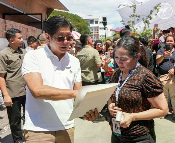 Tổng thống Philippines Ferdinand Marcos Jr. thăm thành phố General Santos, nơi bị tàn phá bởi động đất, ngày 10/6/2026 (Ảnh: Văn phòng Truyền thông Tổng thống Philippines/AP)